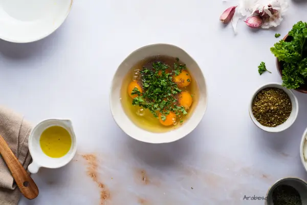 Dans un bol, mélanger les œufs, le persil, le lait, le sel et le poivre et brouiller les œufs à la fourchette.